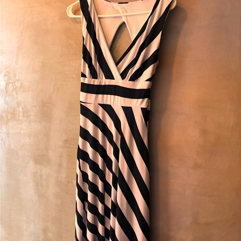 Elegant Black and White Striped Dress - Picture 2 of 3
